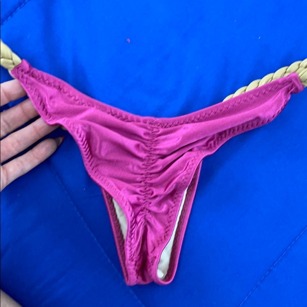 Multiple bikinis - Picture 4 of 10